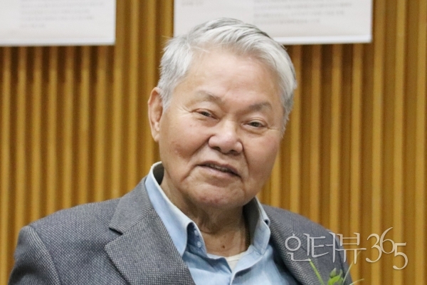 1963년 영화사상 최연소인 23세에 감독으로 데뷔한 후 지난 60여년간 한국영화 100년역사에 한 획을 그은 '거장' 정진우 영화감독. 데뷔작 '외아들'에 최무룡·김지미 등 당대 톱스타들을 출연시키며 범상치 않은 행보를 보였던 정 감독은 고 신성일이 "국내 영상영화의 시초"라고 부른 '초우'를 비롯, '뻐꾸기도 밤에 우는가', '앵무새 몸으로 울었다', '자녀목', '무궁화 꽃이 피었습니다'등 30여년간 52편의 영화를 연출했고, 자신이 설립한 영화사 우진필름을 통해 135편의 작품을 제작했다.&nbsp;1972년&nbsp;'섬개구리만세'로 베를린영화제 본선 경쟁부문에,&nbsp;1984년 '자녀목'으로 제42회 베니스영화제에 특별 초청되며 국제 영화제에 한국 영화를 알린 국내 대표 영화인이다./사진=인터뷰365
