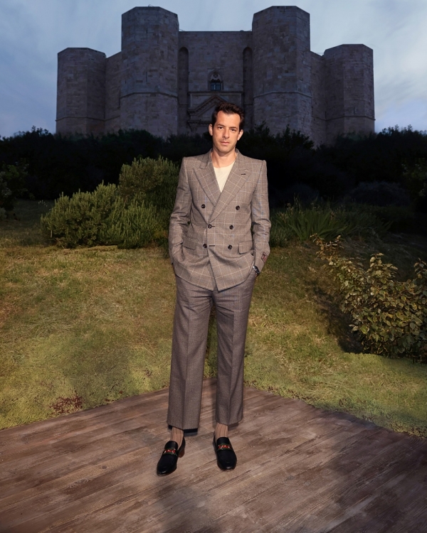1) 사진 4. 구찌 코스모고니 패션쇼에 참석한 마크 론슨(Mark Ronson)