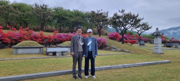KakaoTalk_20220521_144655882_13 무덤앞에서