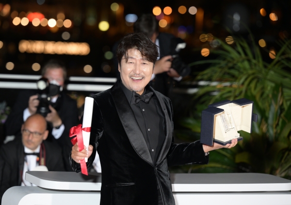 제75회 칸 국제영화제에서&nbsp;영화 '브로커'로 남우주연상을 수상한 배우 송강호.