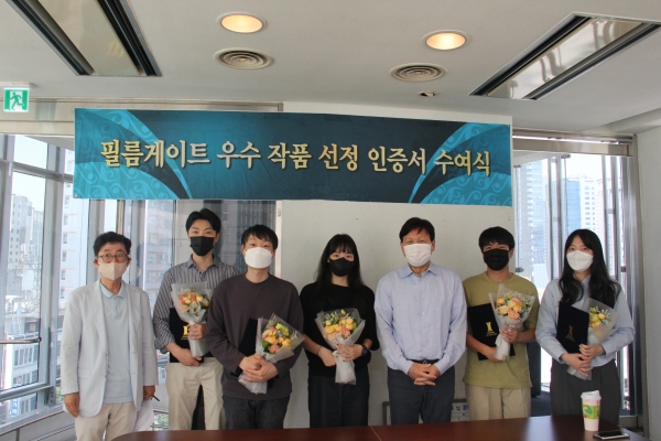 제21회 필름게이트 제작지원작 선정 작가와 재단 이사장 안성기 및 임원