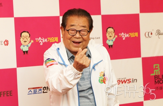 2017년 '송해 가요제' 기자간담회에서 포즈를 취한 송해