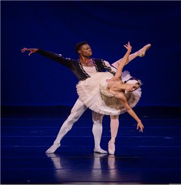 미국 New Jersey Ballet 수석 무용수 진세현과 워싱턴발레단 수석 무용수 브루클린 맥 공연 장면.