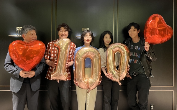 고레에다 히로카즈 감독, 송강호, 강동원, 이지은, 이주영의 훈훈한 케미가 돋보이는 100만 감사 인증샷을 공개했다.