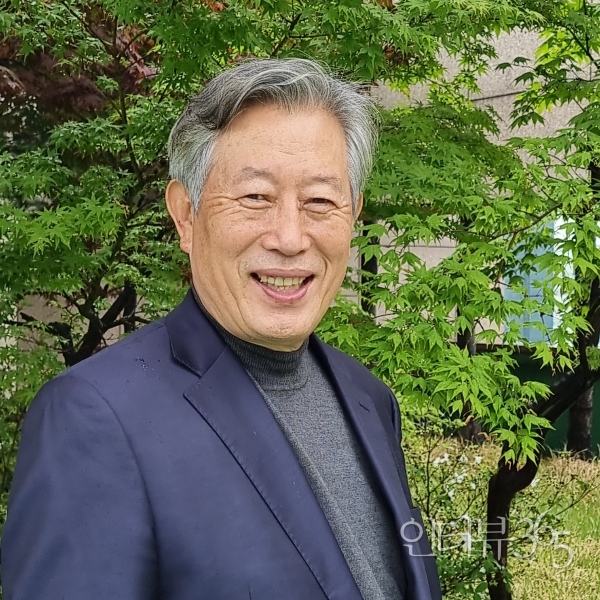 장군 출신이자&nbsp;대통령 국방비서관을 역임한&nbsp;중진 아티스트 하정열 화백. 그는 우주를 주제로 작품 활동을 하는 '우주화가'다.&nbsp;37년간 몸담아온 군대를 떠나&nbsp;화가로 인생 2막을 살고 있는 그는 북한학 박사이자, 교수, 시인, 소설가, 칼럼니스트, 방송평론가 등 다방면에서 활약하고 있다./사진=인터뷰365