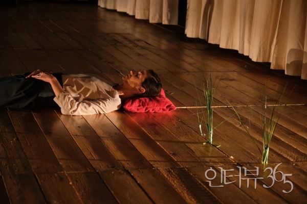 연극 '소프루' 공연장면. ©Filipe Ferreira / ©Christophe Raynaud de Lage