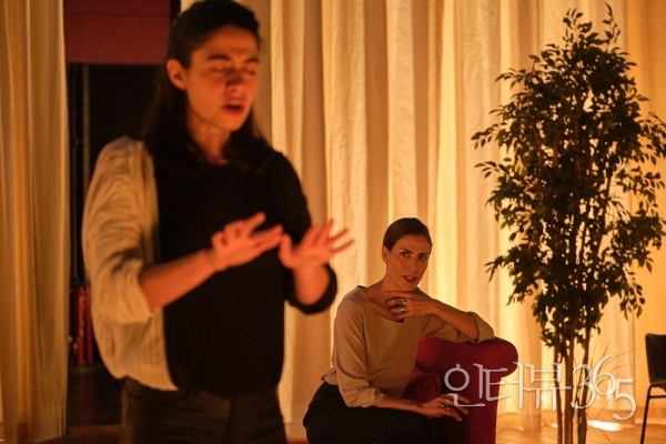 연극 '소프루' 공연장면. ©Filipe Ferreira / ©Christophe Raynaud de Lage