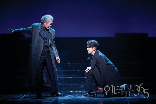 연극 '햄릿' 공연 장면./사진=신시컴퍼니