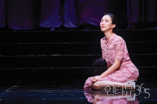 연극 '햄릿' 공연 장면./사진=신시컴퍼니