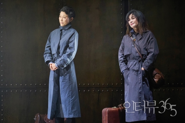 연극 '햄릿' 공연 장면./사진=신시컴퍼니