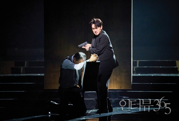 연극 '햄릿' 공연 장면./사진=신시컴퍼니