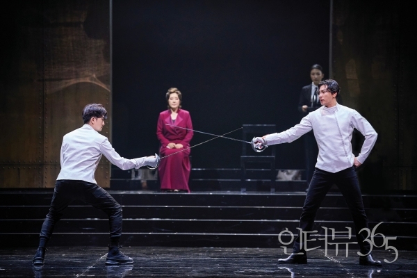 연극 '햄릿' 공연 장면./사진=신시컴퍼니