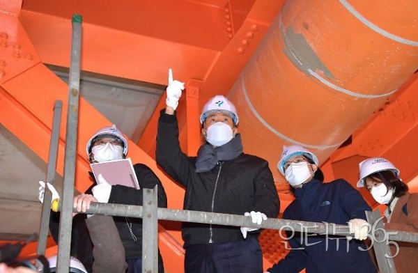 오세훈 서울시장이 지난 3월 서울 성산대교 바닥 판에 균열이 발생한 것과 관련해 현장 조사를 하고 있다. [사진=서울시]