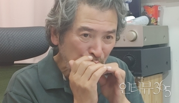 하모니카를 연습중인 배우 남경읍./사진=서영석