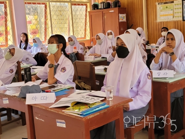 바우바우제1고등학교에서 한글 교육을 받고 있는 찌아찌아족/사진=교보생명