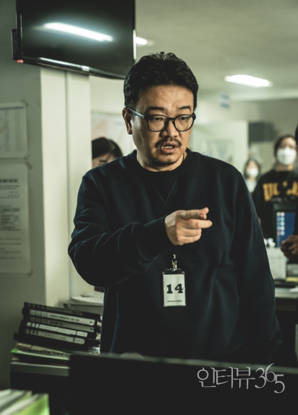 넷플릭스 시리즈 '지옥' 촬영현장의 연상호 감독/사진=넷플릭스
