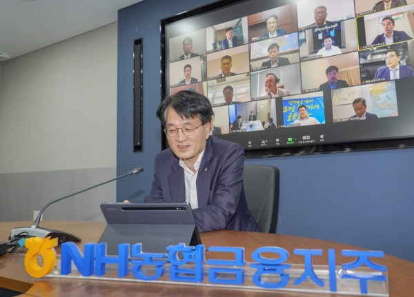 1일&nbsp;중구 소재 본사에서 해외점포장 화상회의에 참여한 손병환&nbsp;농협금융지주 회장.<br>