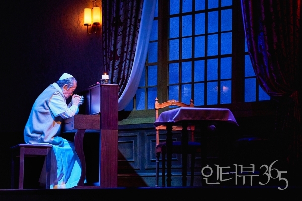 1막1장에서 베네딕토 16세의 기도장면/사진=에이콤