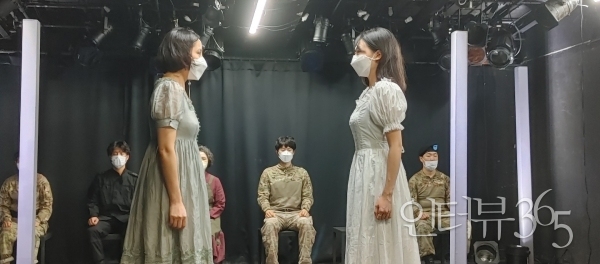 이구아나의 '안티고네' 리허설 장면