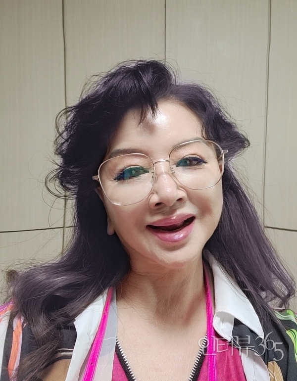'장미화의 아름다운 손길 자선바자회'를 19년 째 개최해온 가수 장미화/사진=본인 제공<br>