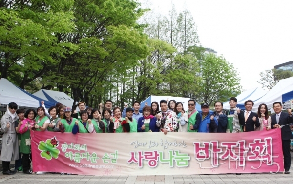 '장미화의 아름다운 손길 자선바자회' 참여자들과 함께 한 가수 장미화(사진 중앙)./사진=본인 제공<br>