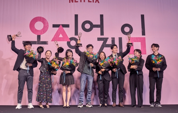 오징어 게임_(좌)정재훈 VFX 슈퍼바이저, 채경선 미술감독, 배우 이유미, 황동혁 감독, 김지연 대표, 이태영 무술팀장, 김차이 무술팀원, 심상민 무술팀장(우)4