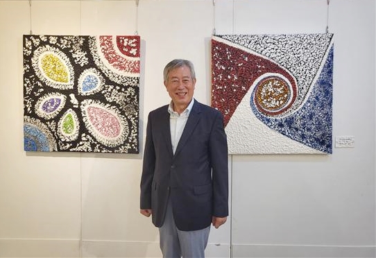 제1회 ‘서울 한강비엔날레’에서 대상을 수상한 '우주화가' 하정열 화백.<br>