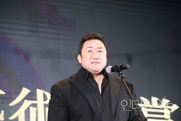 20일 서울 고덕동 스테이지28에서 개최된 ‘제12회 아름다운예술인상’에서 영화예술인상을 받은 후 소감을 밝히는 배우 마동석./사진=인터뷰365<br>