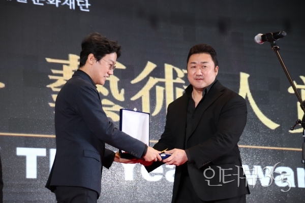 시상자로 무대에 오른 '오징어게임'의 황동혁 감독과&nbsp;영화예술인상 수상자 배우 마동석/사진=인터뷰365