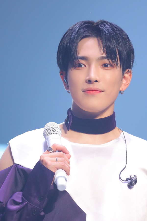 그룹 에이티즈 멤버 홍중이 공식 팬클럽 ‘에이티니’의 창단 기념일을 맞아 월드비전에 후원금을 전달했다. 사진 제공 : KQ엔터테인먼트