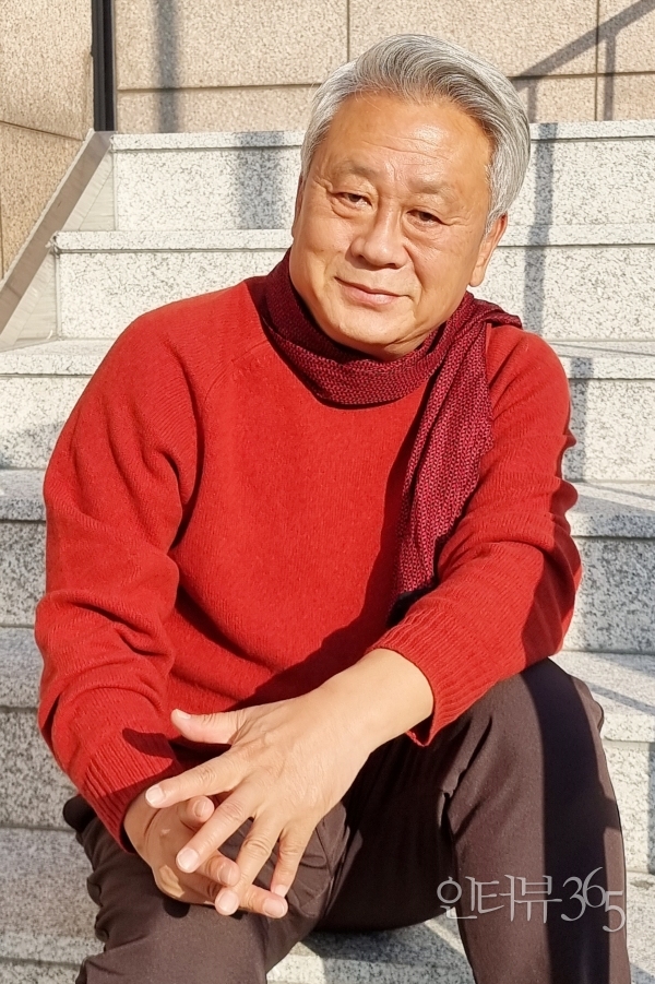 배우이자 희곡작가, 분장사, 연출가, 화가로 활동 하고 있는 박팔영. 영화 연극 미술 관련 많은 상을 수상하며 40년 넘도록 다양한 직종에서 뛰어난 활동 실적을 올린 그는 예술 분야 전문가다. /사진=인터뷰365