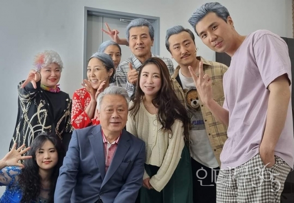 분장을 마치고 배우들과 함께한 박팔영 