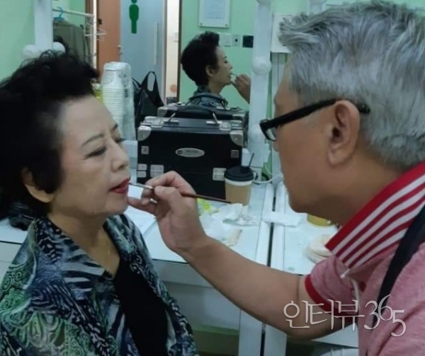분장실 현장. 배우 분장 중인 박팔영/사진=박팔영 제공