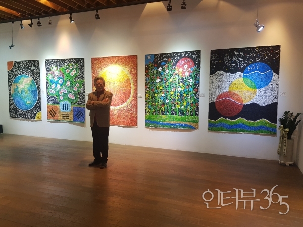 ‘우주를 품은 대작품전’ 개인전시회에서 포즈를 취한 하정열 화백./사진=하정열 제공&nbsp;&nbsp;<br>