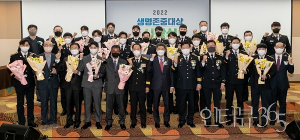 사진자료(2)_생명보험재단, 우리 사회 속 의인 23인에 2022 생명존중대상 시상_시상식 현장