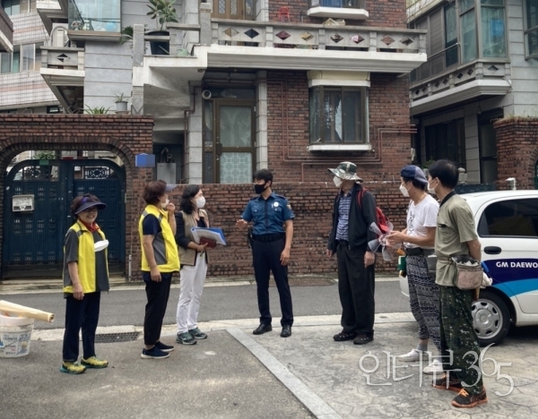 근무 중 영등포자원봉사센터 관계자들과 만나 격려하고 있는 민수 경위. 민수 경위 역시