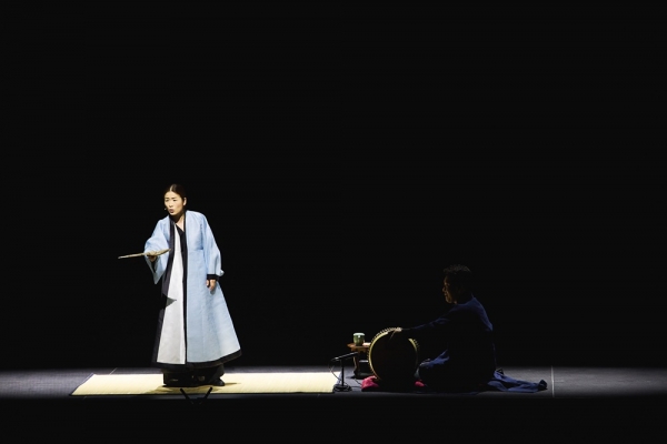 이자람 판소리극 '노인과 바다' 2019년 공연 장면./사진=출처 - 두산아트센터, ⓒLG아트센터_StidioAL