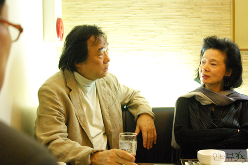 2008년 필자와 인터뷰 당시 백건우-윤정희 부부. 1년 내내 이어지는 세계 각국 연주 여행길에도 늘 함께였던 잉꼬 부부였다./사진=인터뷰365DB&nbsp;