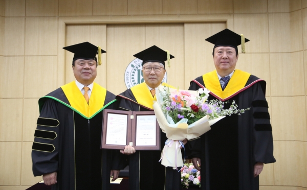 이인정 아시아산악연맹회장이 한국체육대학교에서 체육학 명예박사 학위를 받았다. 사진 가운데가 이인정 회장. (제공= 대한산악연맹)
