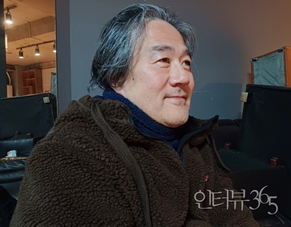 러시아의 세계적 문호 고골의 작품을 원작으로 한 송훈상 연출의 풍자극 ‘검찰관’ 연습실에서 배우들이 열연을 펼치고 있다./사진=서영석