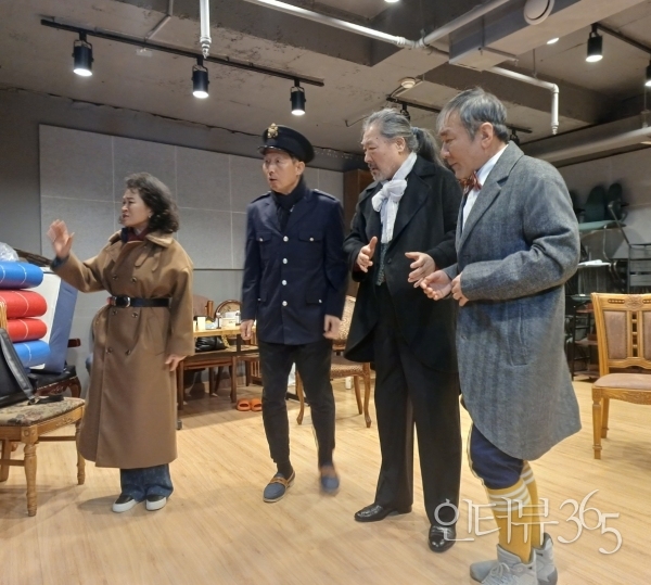 러시아의 세계적 문호 고골의 작품을 원작으로 한 송훈상 연출의 풍자극 ‘검찰관’ 연습실에서 배우들이 열연을 펼치고 있다./사진=서영석