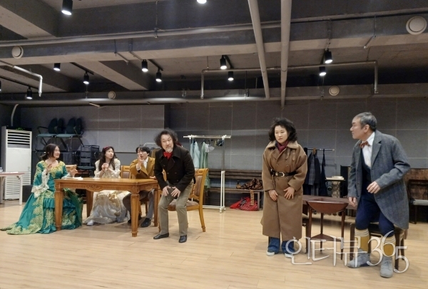 러시아의 세계적 문호 고골의 작품을 원작으로 한 송훈상 연출의 풍자극 ‘검찰관’ 연습실에서 배우들이 열연을 펼치고 있다./사진=서영석
