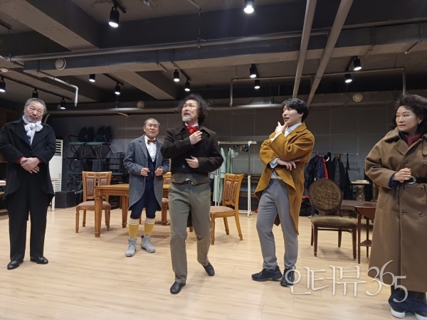 러시아의 세계적 문호 고골의 작품을 원작으로 한 송훈상 연출의 풍자극 ‘검찰관’ 연습실에서 배우들이 열연을 펼치고 있다./사진=서영석