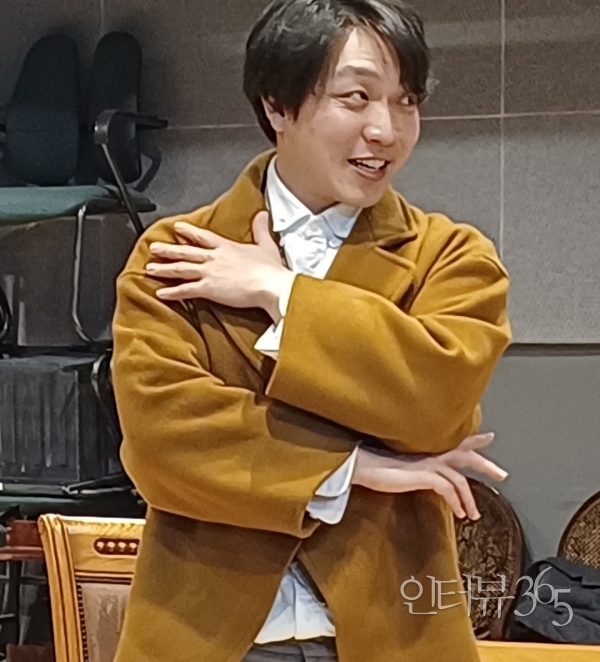 러시아의 세계적 문호 고골의 작품을 원작으로 한 송훈상 연출의 풍자극 ‘검찰관’ 연습실에서 배우들이 열연을 펼치고 있다./사진=서영석