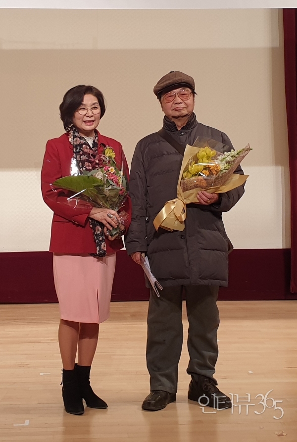 2019년 12월 18일 한 시상식에서 나란히 선 부녀