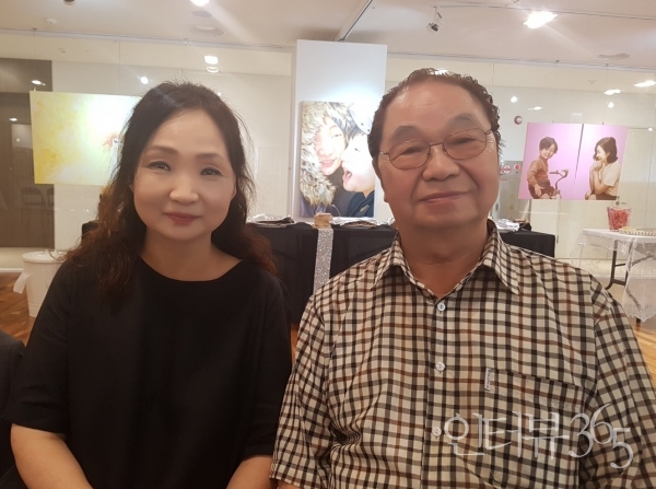 21일 오후 마포구 서정아트센터에서 열린 '정형모 정진미 부녀 초대전-인물화의 계보를 잇다' 초대전 개막식에 앞서 정형모 화백과 딸 정진미 화백의 다정한 모습/사진=인터뷰365