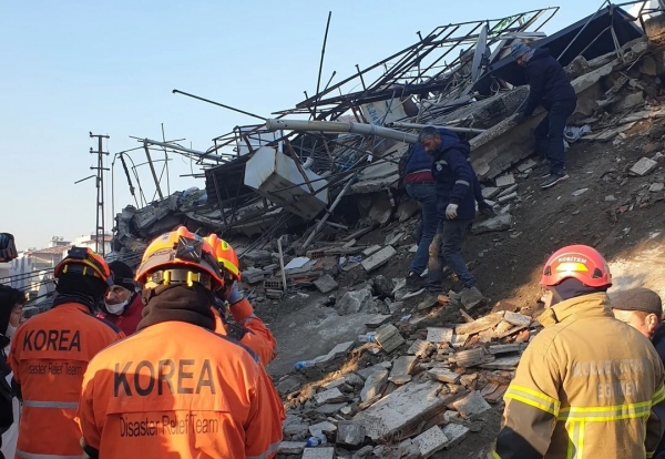 튀르키예 지진 현장에 한국 구조대가 활동하는 모습