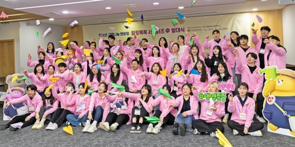 생명보험재단의 청소년 고민나눔 플랫폼 ‘힐링톡톡’ 대학생 서포터즈 1기 발대식에서 멘토로 선발된 대학생들이 청소년 응원 종이비행기를 날리고 있다.