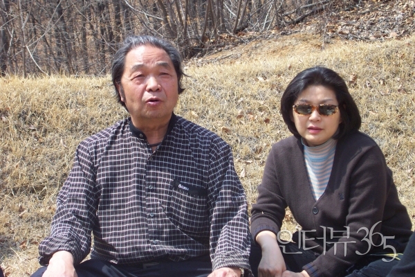 2005년전후 수원 이목리 엄마 산소. 아버지와 같이 사진 찍은게 이것뿐.