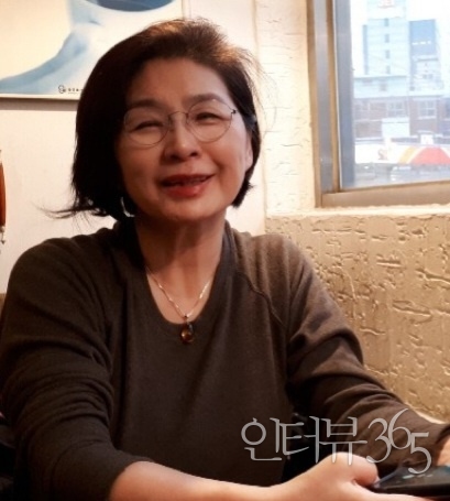 인문학자 정진원 교수는 해외 대학에서 ‘한국학의 대모’로 통한다. 문학박사와 철학박사 학위를 취득한 그는 평생을 연구와 교육에 매진하며 해외대학의 한국학과 전문 교수로 활동 중이다. 정 교수는 헝가리 부다페스트 소재 대학을 거쳐 튀르키예 국립 에르지예스대학교에서 한국학과 창설부터 시작, 20여 년간 한국학을 가르치고 있다. 현재 이 대학의 한국학과 학생 수만해도 유럽의 단과대학 수준인 400명으로, 한국의 위상이 높아지면서 인기학과로 성장했다고 한다. 정 교수는 지난 2월 별세한 '인물화의 대가' 故 정형모 화백의 장녀이기도 하다.